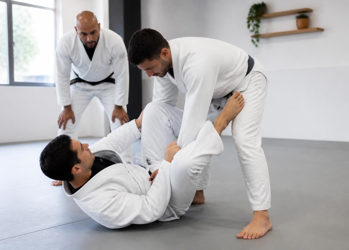 Adultos treinando na Gracie Barra Itajaí