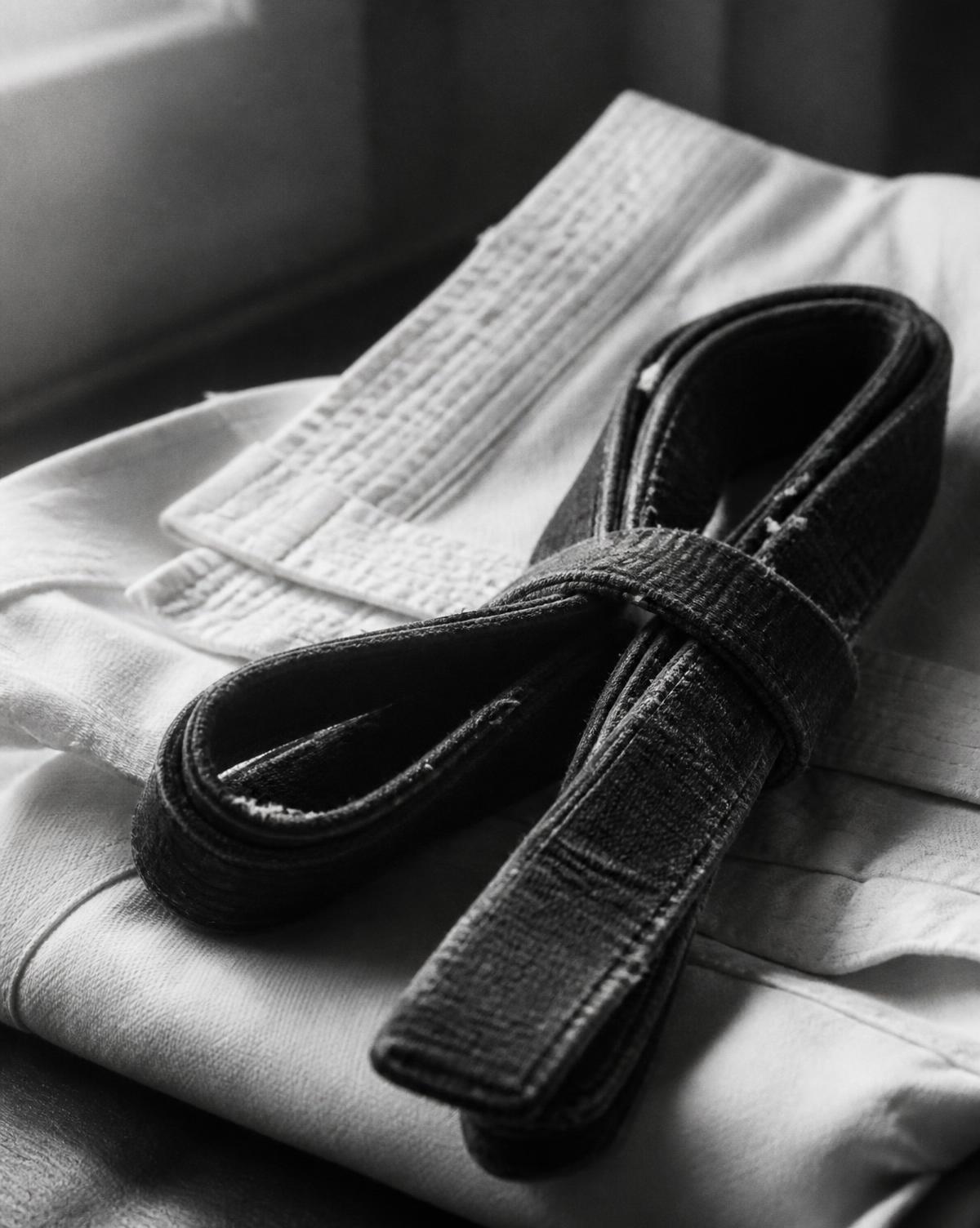 Faixa preta desgastada sobre um kimono branco